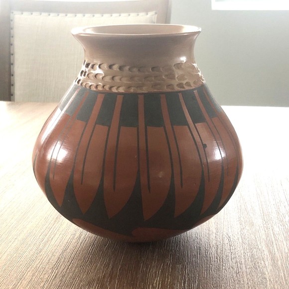 Mata Ortiz Genoveva Sandoval Mexican Pottery Ceramic Vase Urn Wobble Pot Signed